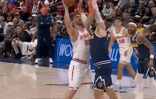 申京运球转身强攻上篮造犯规，瓦兰丘纳斯六犯毕业